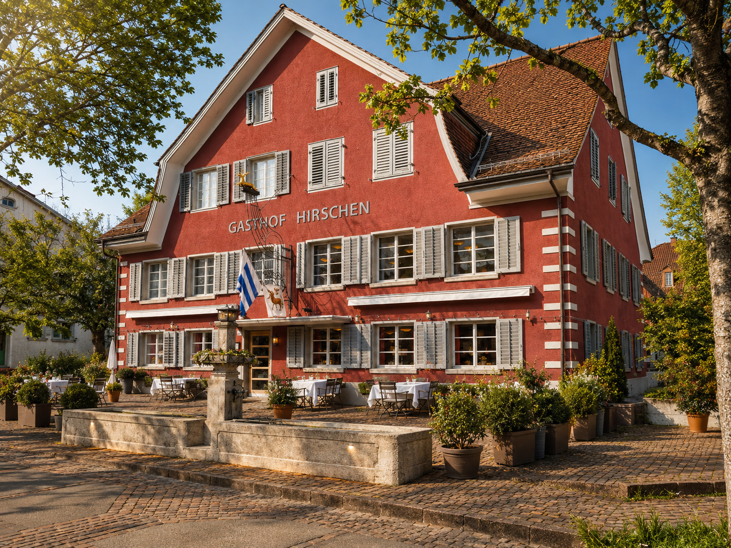 Kastaniengarten des Gasthof Hirschen im Sonnenlicht