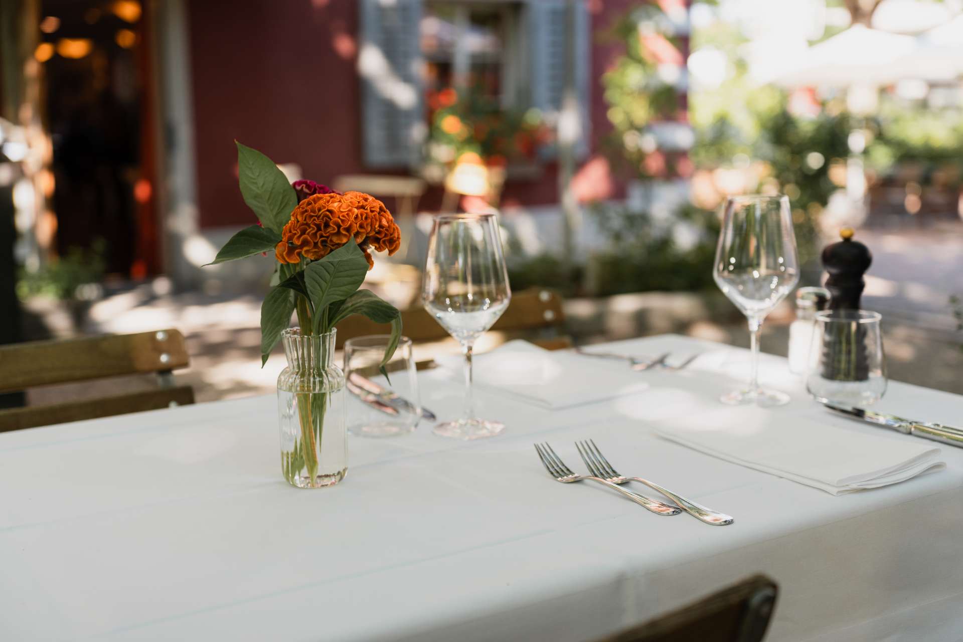 Gedeckter Tisch im Garten